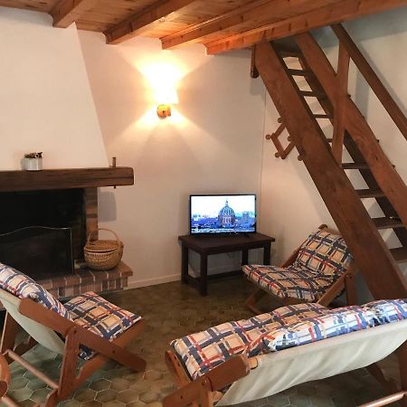 Gite 4 Personnes Situe Aux Portes Du Perigord Saint-Adjutory Exterior foto