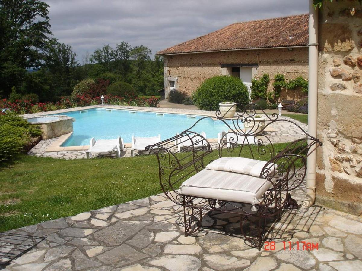 Gite 4 Personnes Situe Aux Portes Du Perigord Saint-Adjutory Exterior foto